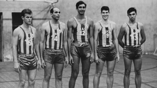 A Seleção Brasileira de Basquete que venceu o Sul-Americano em 1963: Wlamir Marques (primeiro da esq. para a dir.), Amaury, Succar, Renê e Vítor