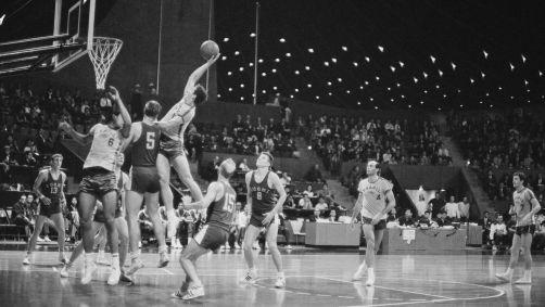 Wlamir Marques tenta ponto em partida da Seleção Brasileira contra a Finlândia nos Jogos Olímpicos de Tóquio 1964, quando o Brasil ganhou a medalha de bronze