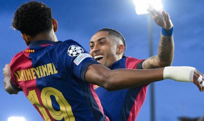 Yamal e Raphinha comemoram gol do Barcelona
