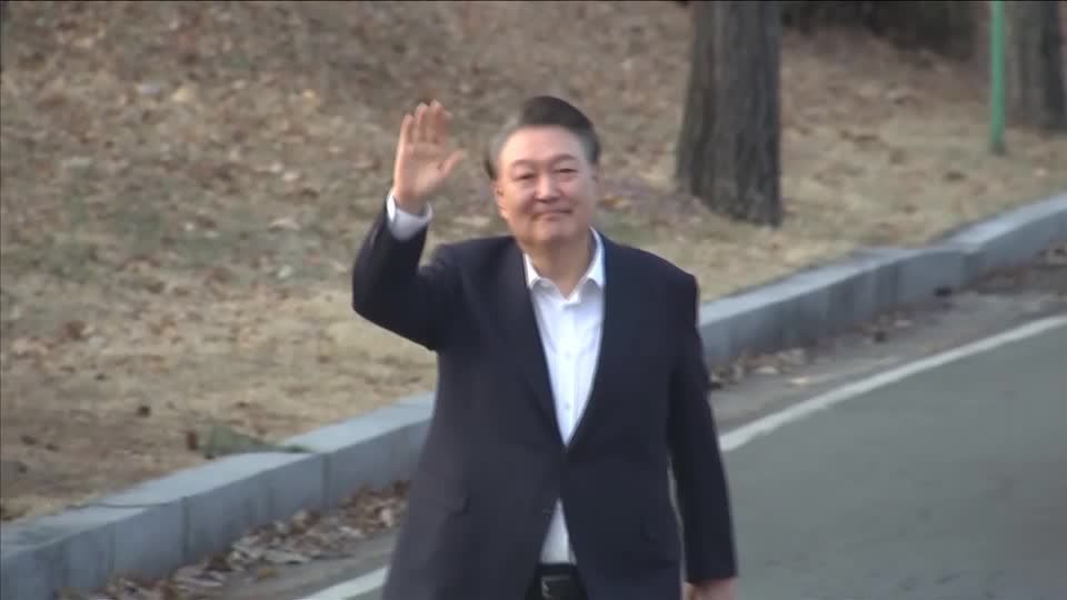 Presidente sul-coreano Yoon Suk Yeol deixa centro de detenção em Seul