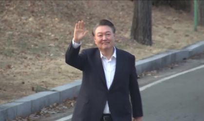 Presidente sul-coreano Yoon Suk Yeol deixa centro de detenção em Seul