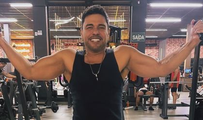 Zezé Di Camargo mostra bíceps em rotina fitness; veja