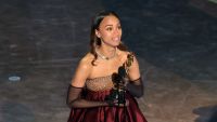 Zoe Saldaña revela que "colapsou'" após ganhar Oscar: "Precisava chorar"
