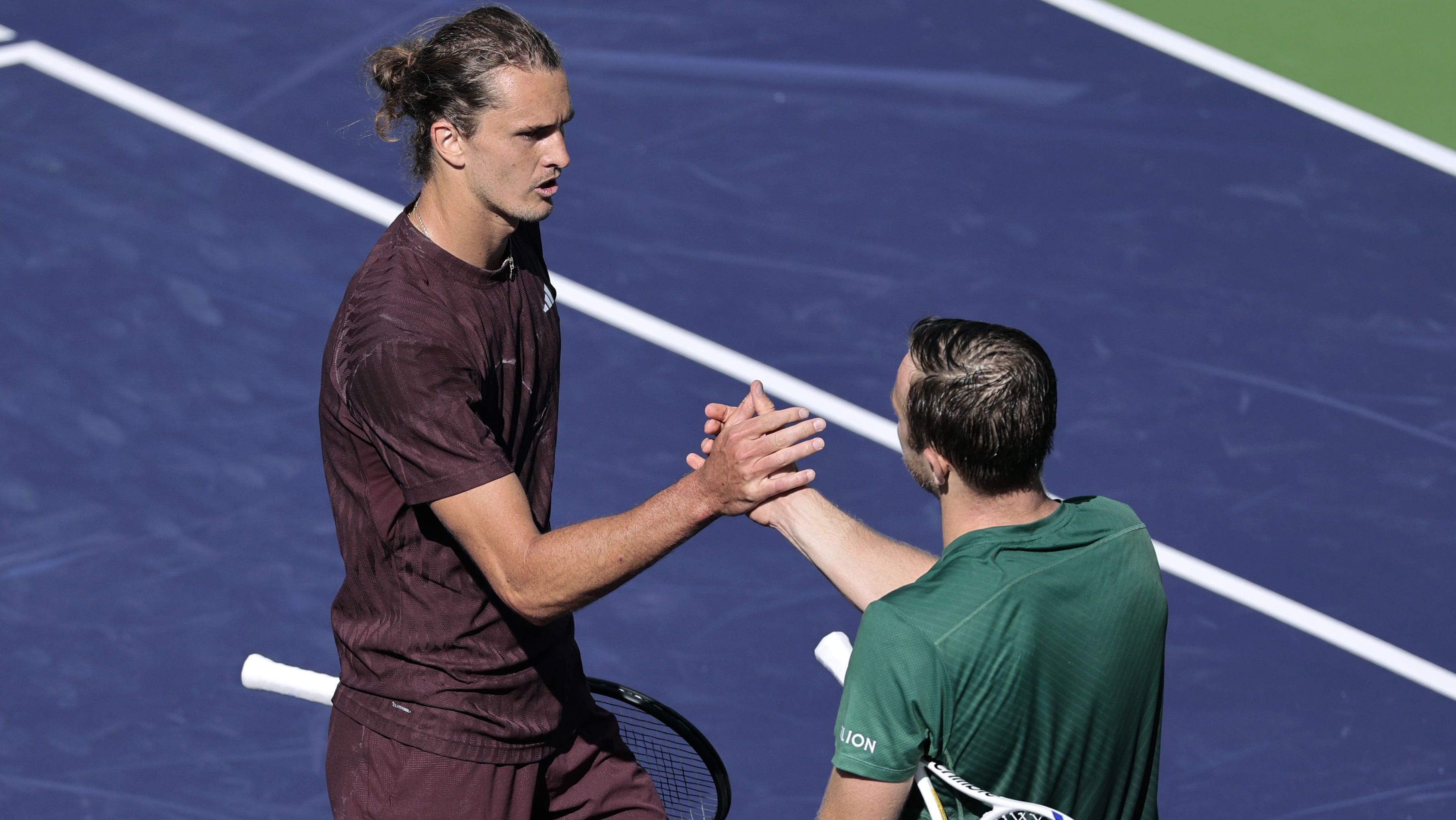 Alexander Zverev cumprimenta Tallon Griekspoor, vencedor do duelo entre os dois em Indian Wells