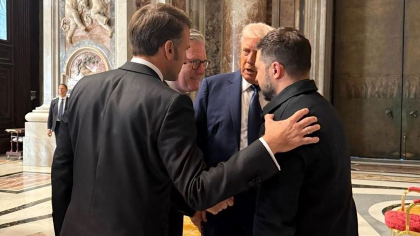 Emmanuel Macron, Keir Starmer, Donald Trump e Volodymyr Zelensky se reúnem na Basílica de São Pedro, antes do funeral do papa Francisco • Presidência Ucrânia