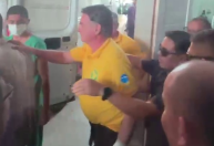 Veja imagens de Bolsonaro sendo transferido após passar mal no RN