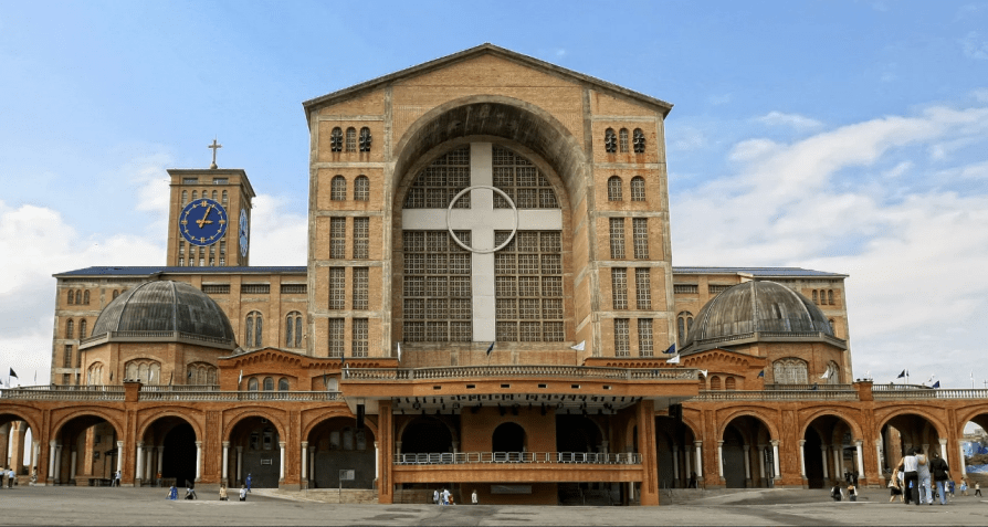 Santuário Nacional de Nossa Senhora Aparecida é um dos maiores templos católicos e marianos do mundo • Getty Images