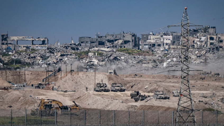 Visão geral da destruição em Gaza vista da fronteira entre Israel e Gaza em 8 de março de 2025 • Getty Images