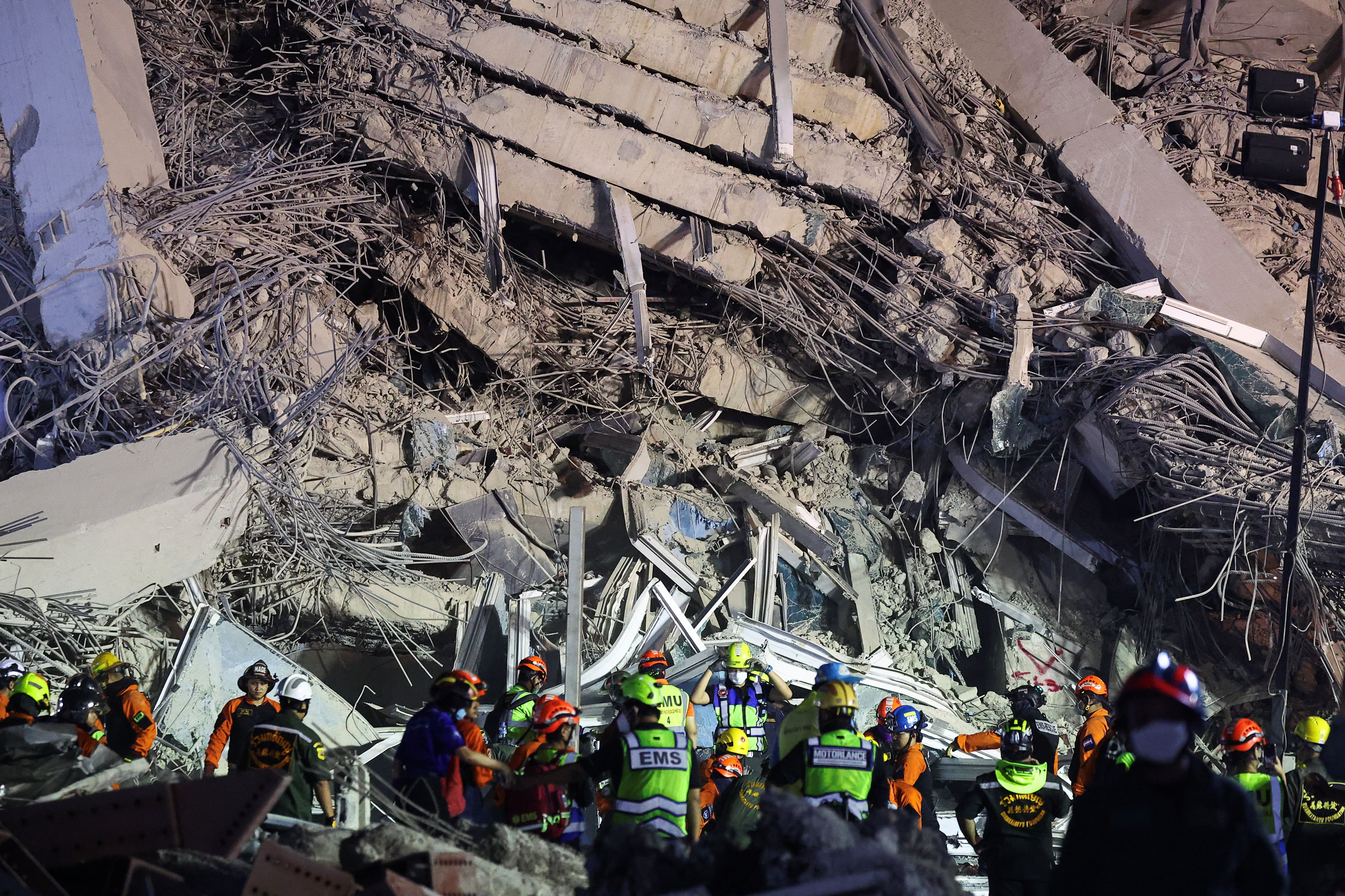 Equipes de resgate trabalham no local de um prédio que desabou em Bagcoc após um forte terremoto atingir o centro de Mianmar