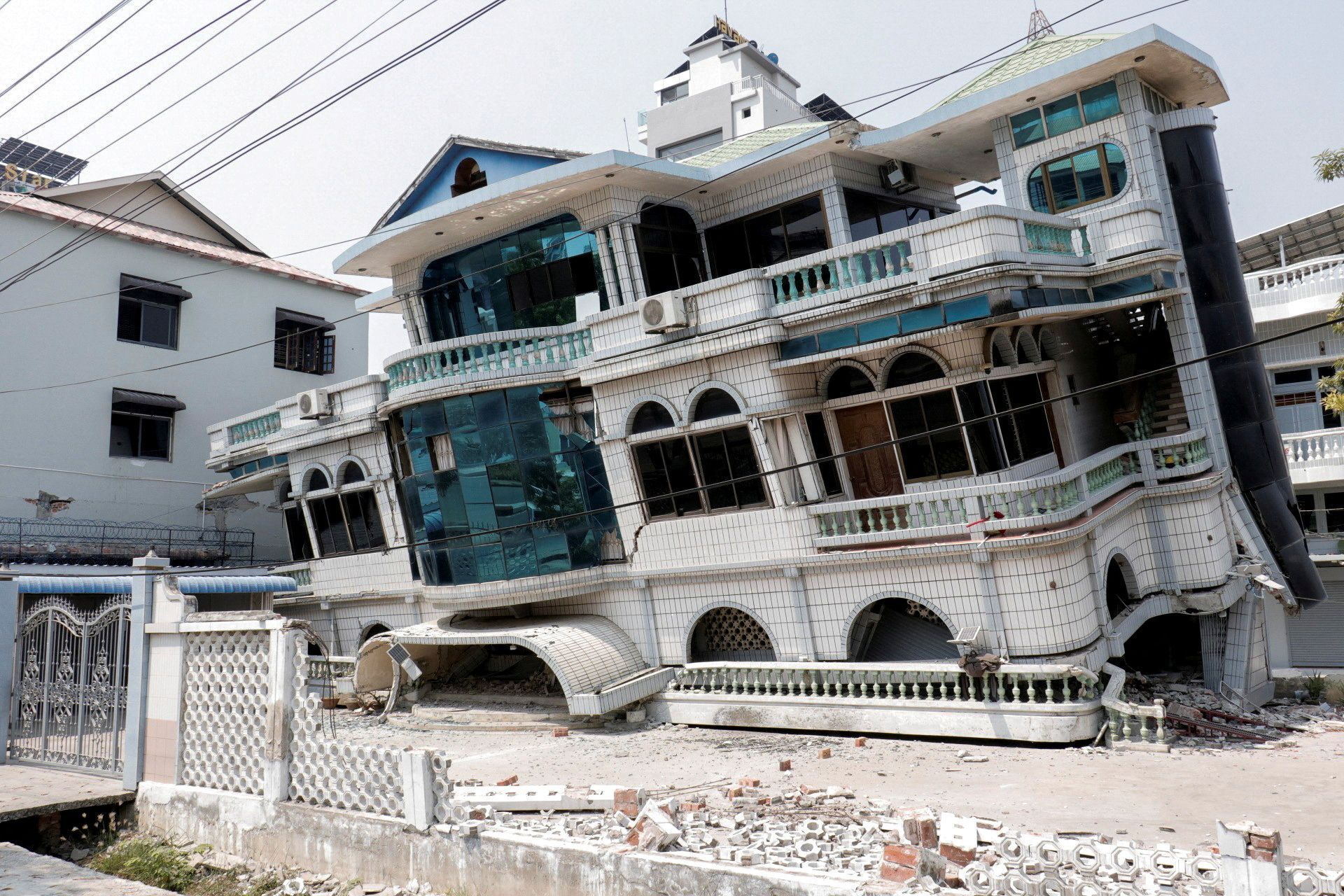 Terremoto afeta construções em Mandalay