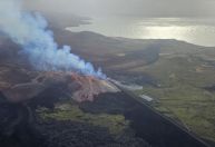 Vulcão entra em erupção na Islândia e provoca retirada de turistas