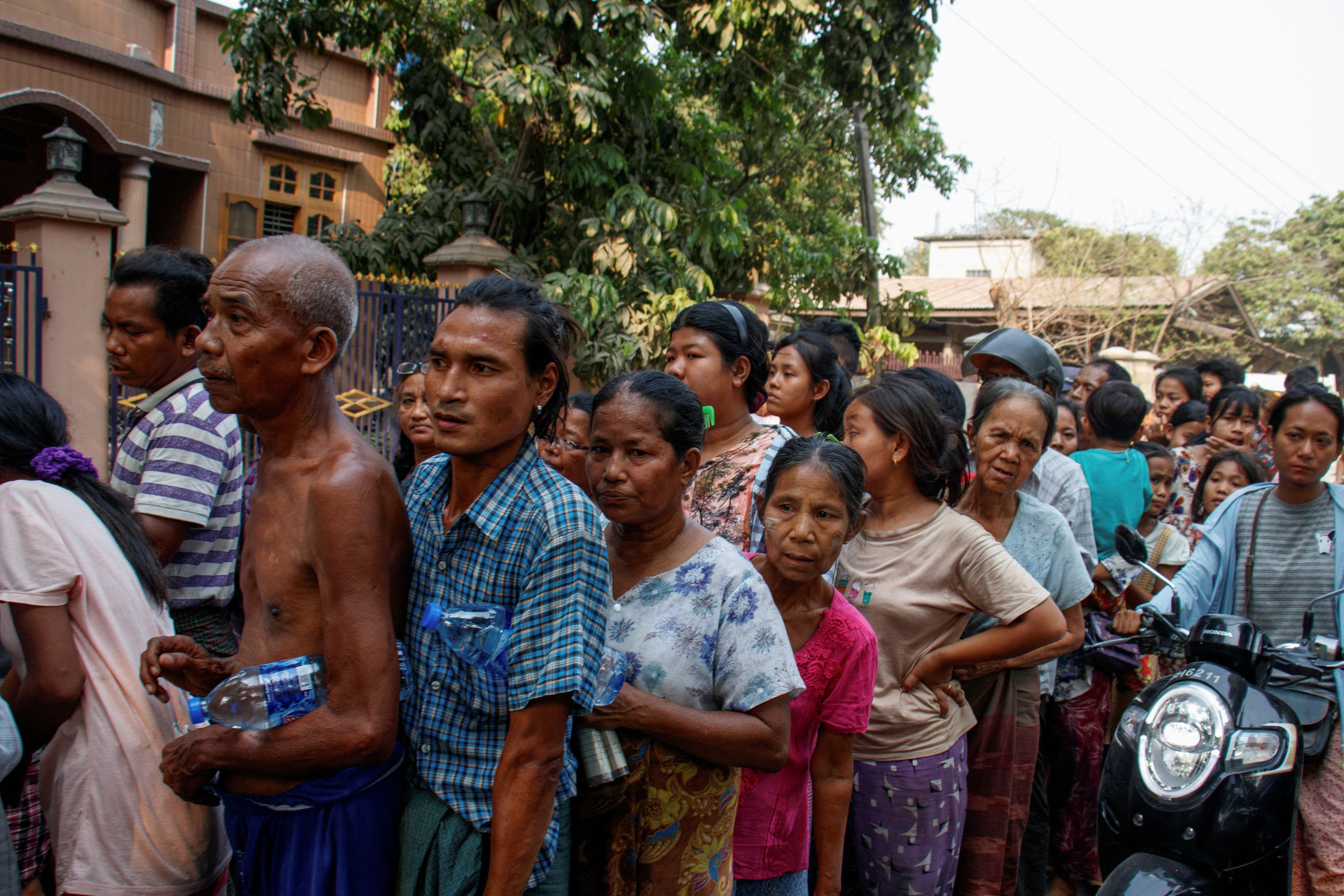 Pessoas buscam ajuda em Sagaing, Mianmar