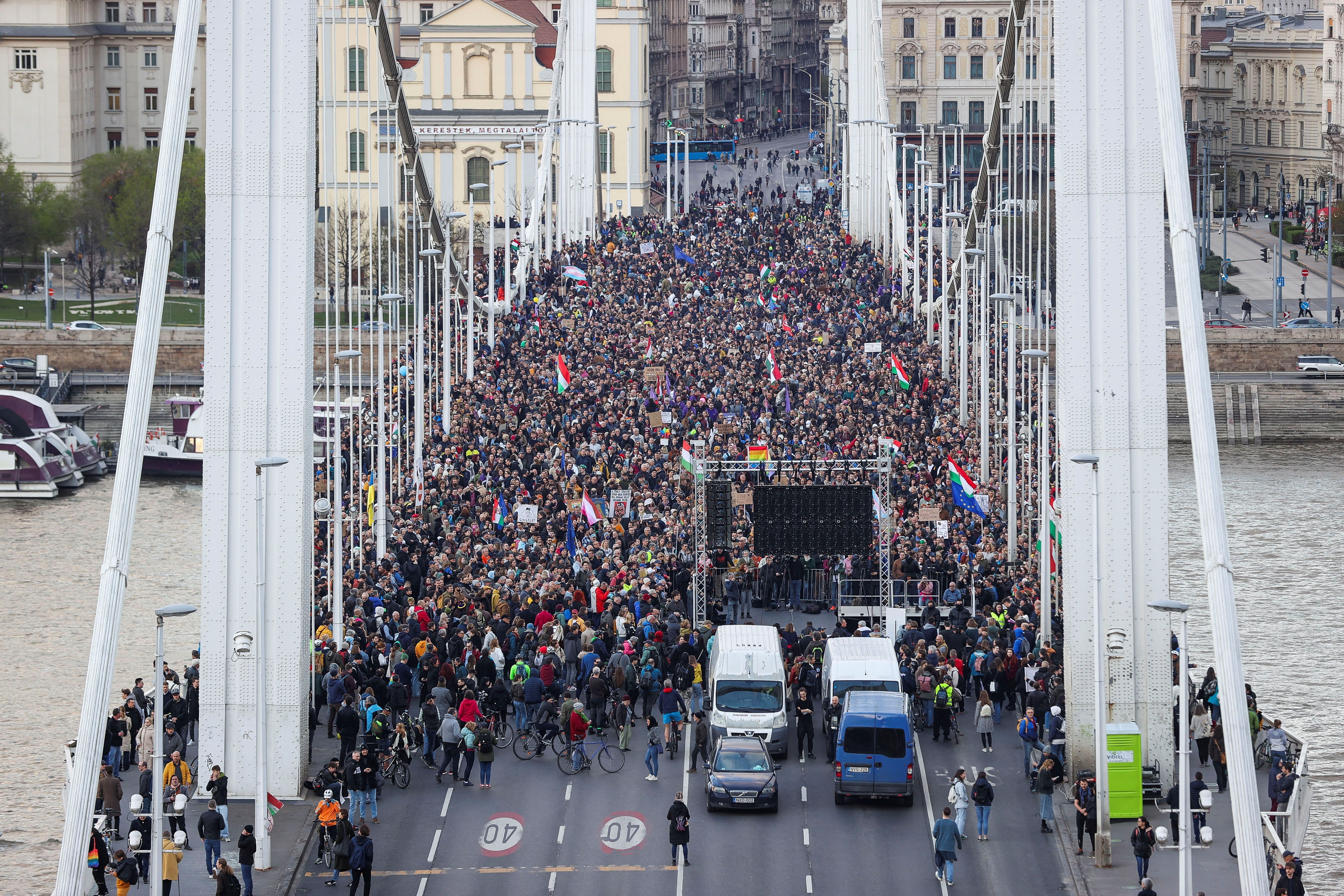 Pessoas se reúnem na Ponte Elisabeth em manifestação contra a proibição da marcha anual do Orgulho e a restrição dos direitos de reunião, em Budapeste, Hungria