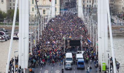 Milhares de húngaros protestam contra proibição da Parada LGBT+