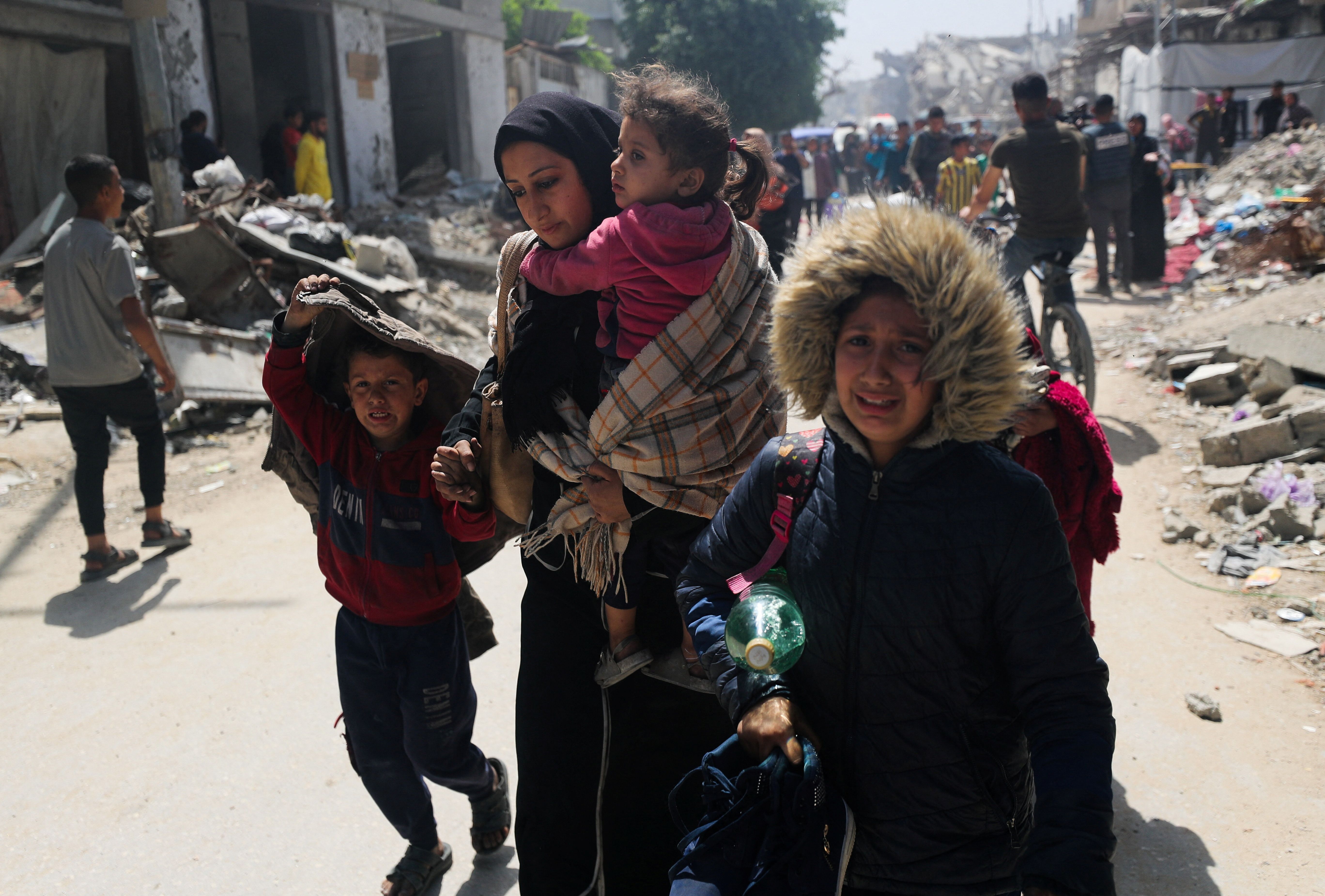 Palestinos fogem de Shujaiya, na Cidade de Gaza