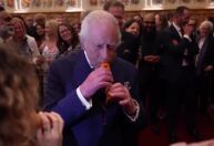 Rei Charles toca música com uma cenoura em evento no Castelo de Windsor