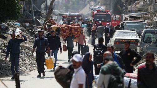 Palestinos fugindo após ordem de retirada de Israel