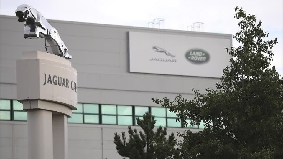 Logos da Jaguar e da Land Rover em planta fabril