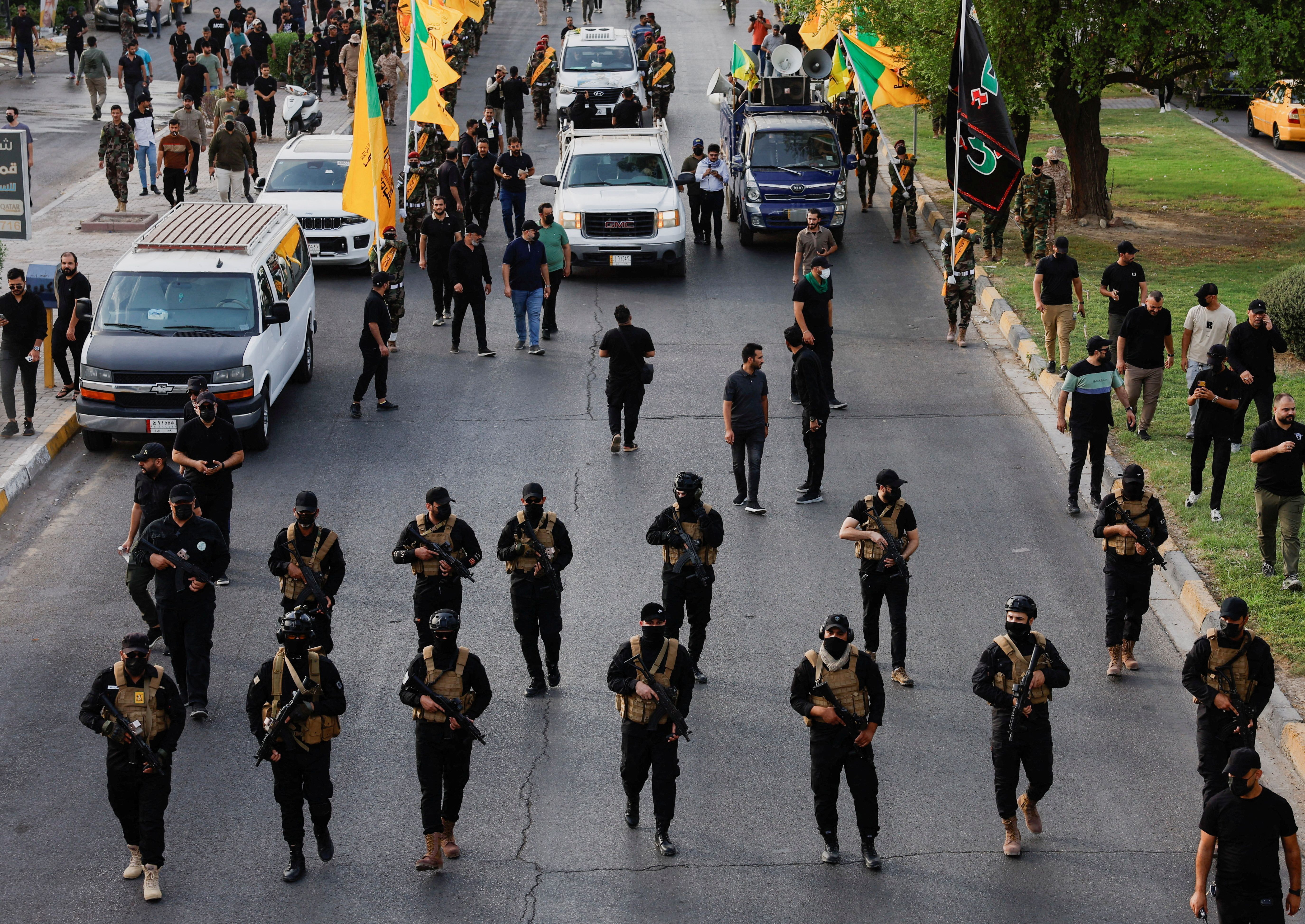 Veículo transporta caixão de um comandante do grupo armado iraquiano Kataib Hezbollah em Bagdá