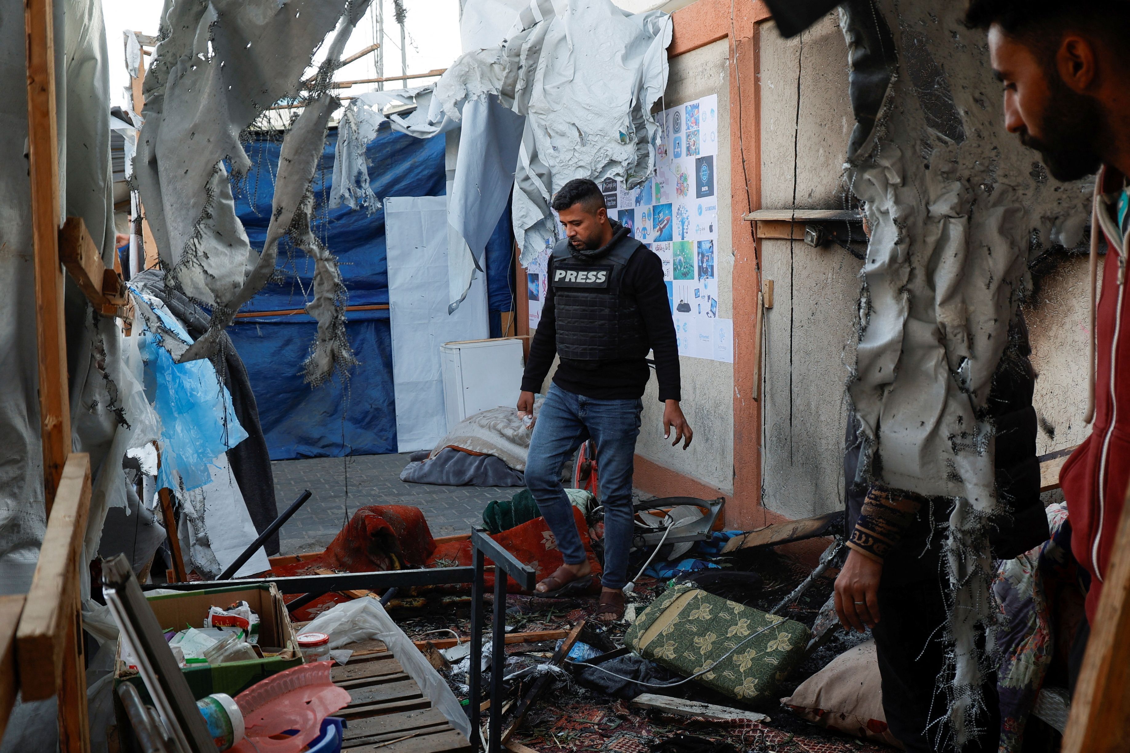 Barraca que abrigava jornalistas é alvo de ataque israelense em Khan Younis, sul de Gaza