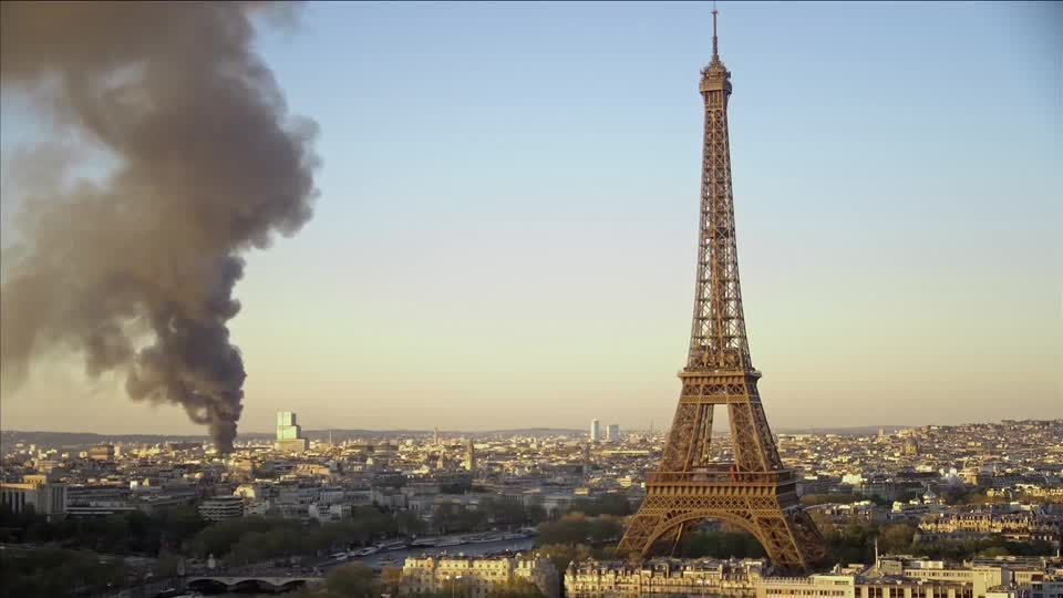 Smoke rises over Paris as authorities say 'major' fire underway