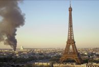 Grande fumaça toma conta do céu de Paris após incêndio
