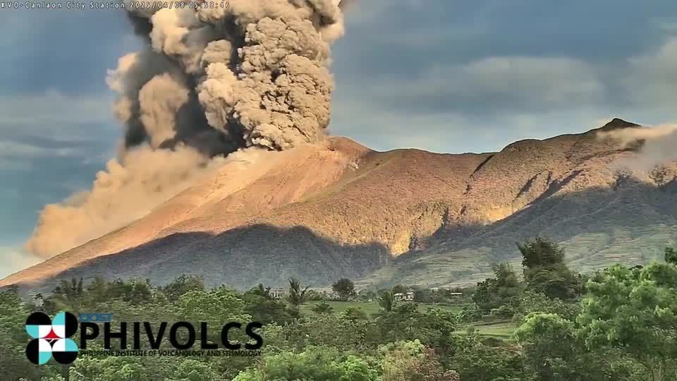 Vulcão Kanlaon em erupção nas Filipinas.