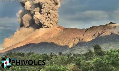 Vulcão em erupção nas Filipinas lança quase quatro quilômetros de fumaça