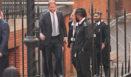 Príncipe Harry participa de audiência sobre proteção policial em Londres