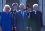Rei Charles e rainha Camilla são recebidos com cerimônia na Itália