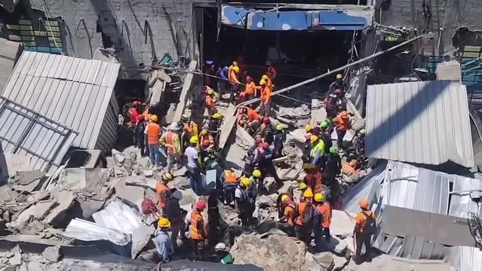 Equipes de resgate vasculham escombros em busca de vítimas de desabamento mortal de teto de boate em Santo Domingo, na República Dominicana.