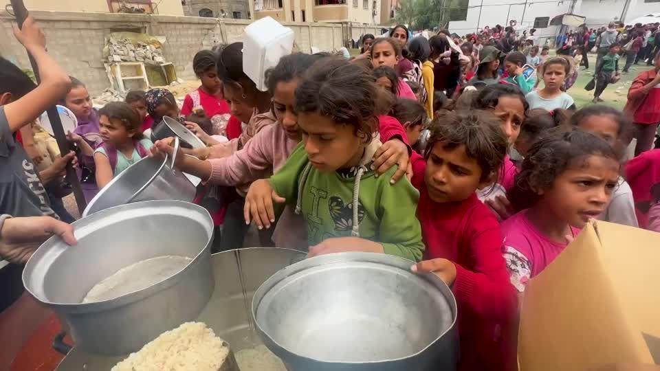 Palestinos em Gaza enfrentam falta de comida após seis semanas de bloqueio total de Israel.