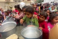 Palestinos em Gaza enfrentam falta de comida após seis semanas de bloqueio