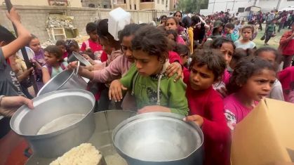 Palestinos em Gaza enfrentam falta de comida após seis semanas de bloqueio total de Israel.