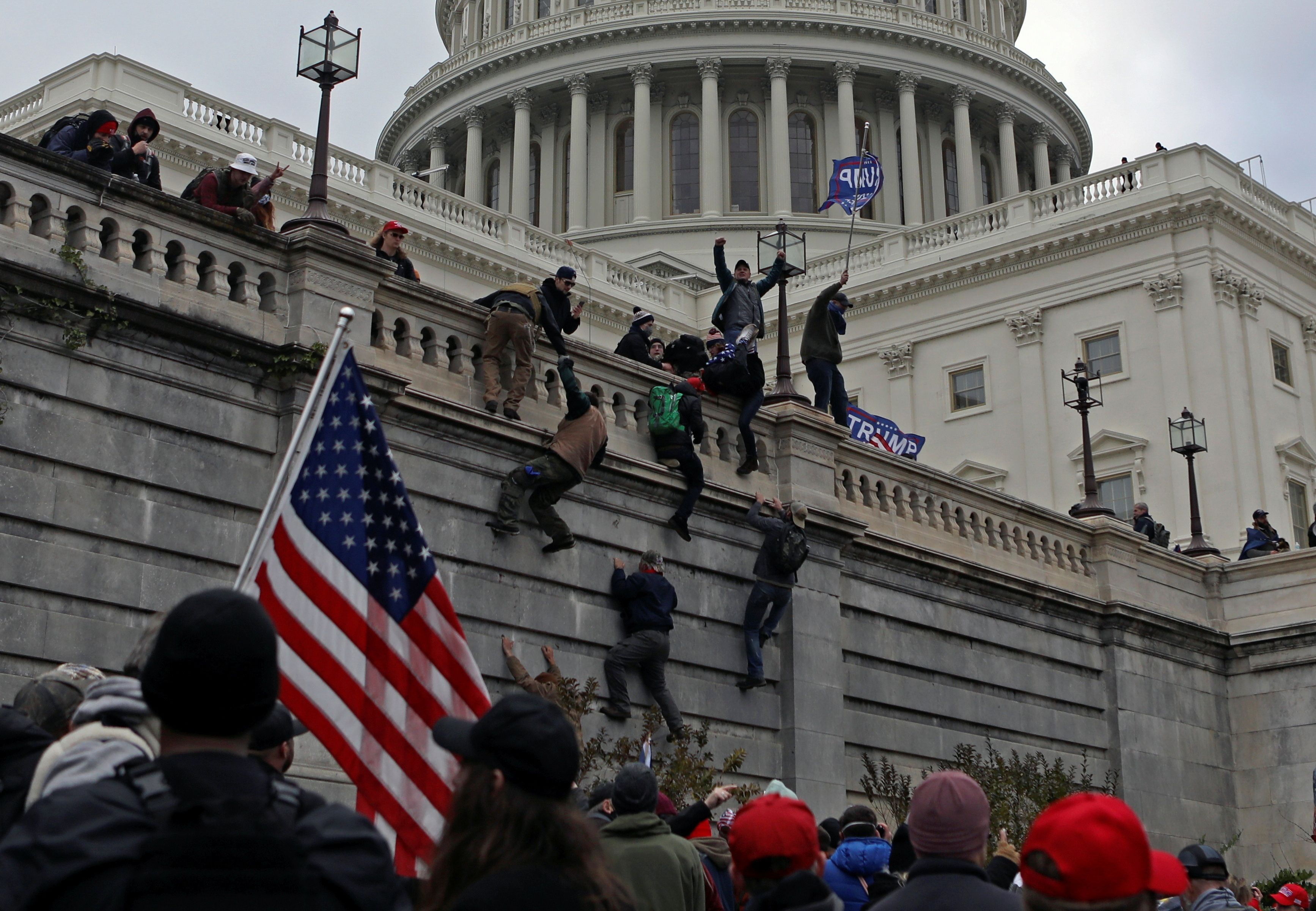 Apoiadores de Trump atacam Capitólio em Washington