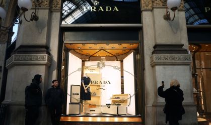 Prada compra Versace com desconto bilionário em meio a temor tarifário