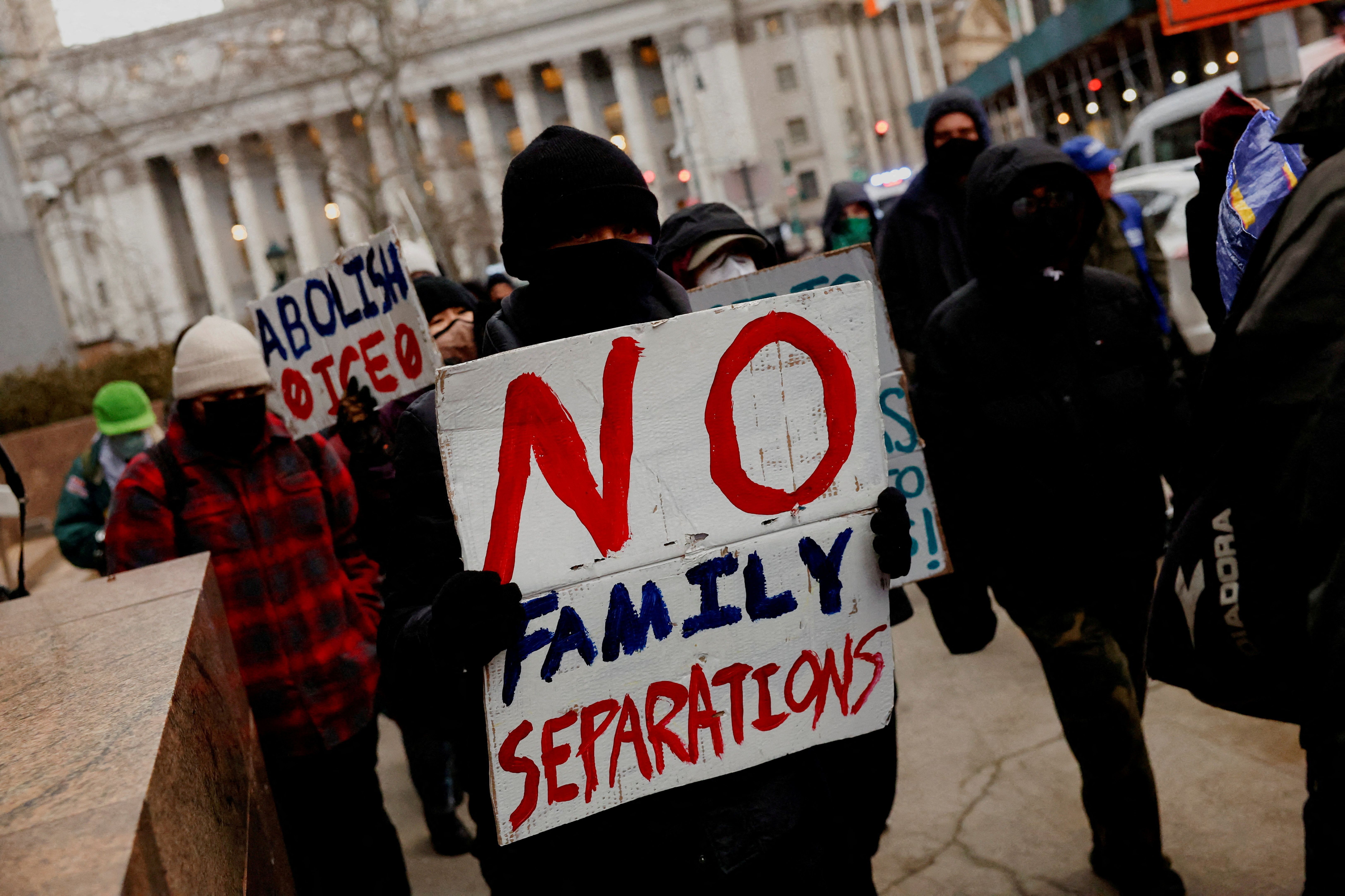 Manifestantes protestam, em Nova York, contra o Serviço de Imigração e Alfândega dos EUA e as deportações realizadas pelo governo do presidente Donald Trump