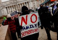 Juíza impede governo Trump de revogar status legal de milhares de migrantes