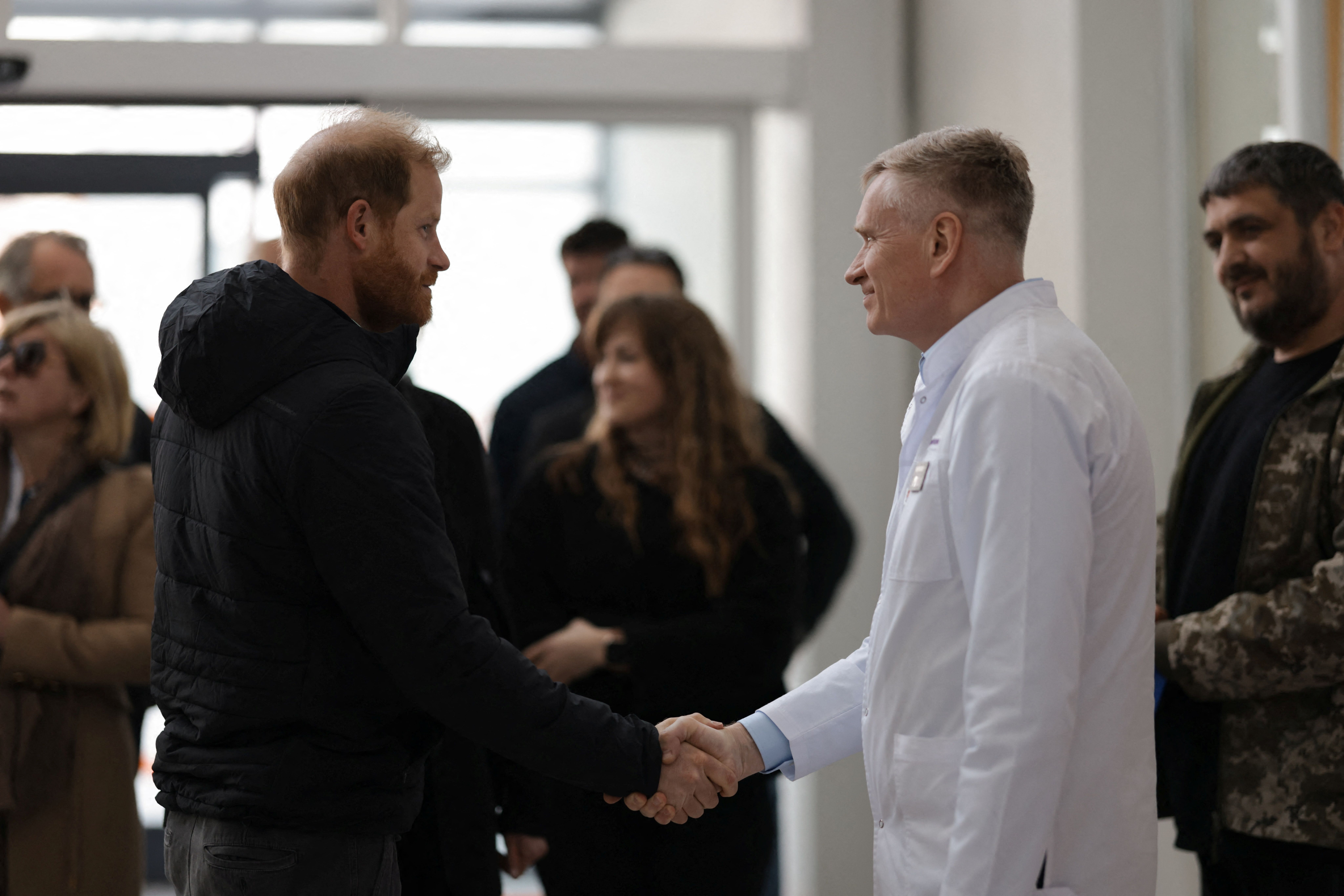 Príncipe britânico Harry visita Lviv, na Ucrânia
