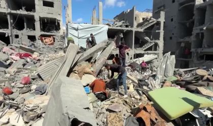 Moradores de Gaza usam próprias mãos para retirar familiares sob escombros