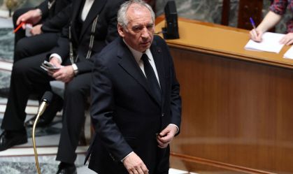 Oposição ameaça derrubar governo da França com voto de desconfiança