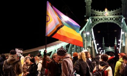 Hungria aprova legislação que proíbe eventos LGBTQIA+