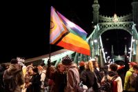 Hungria aprova legislação que proíbe eventos LGBTQIA+