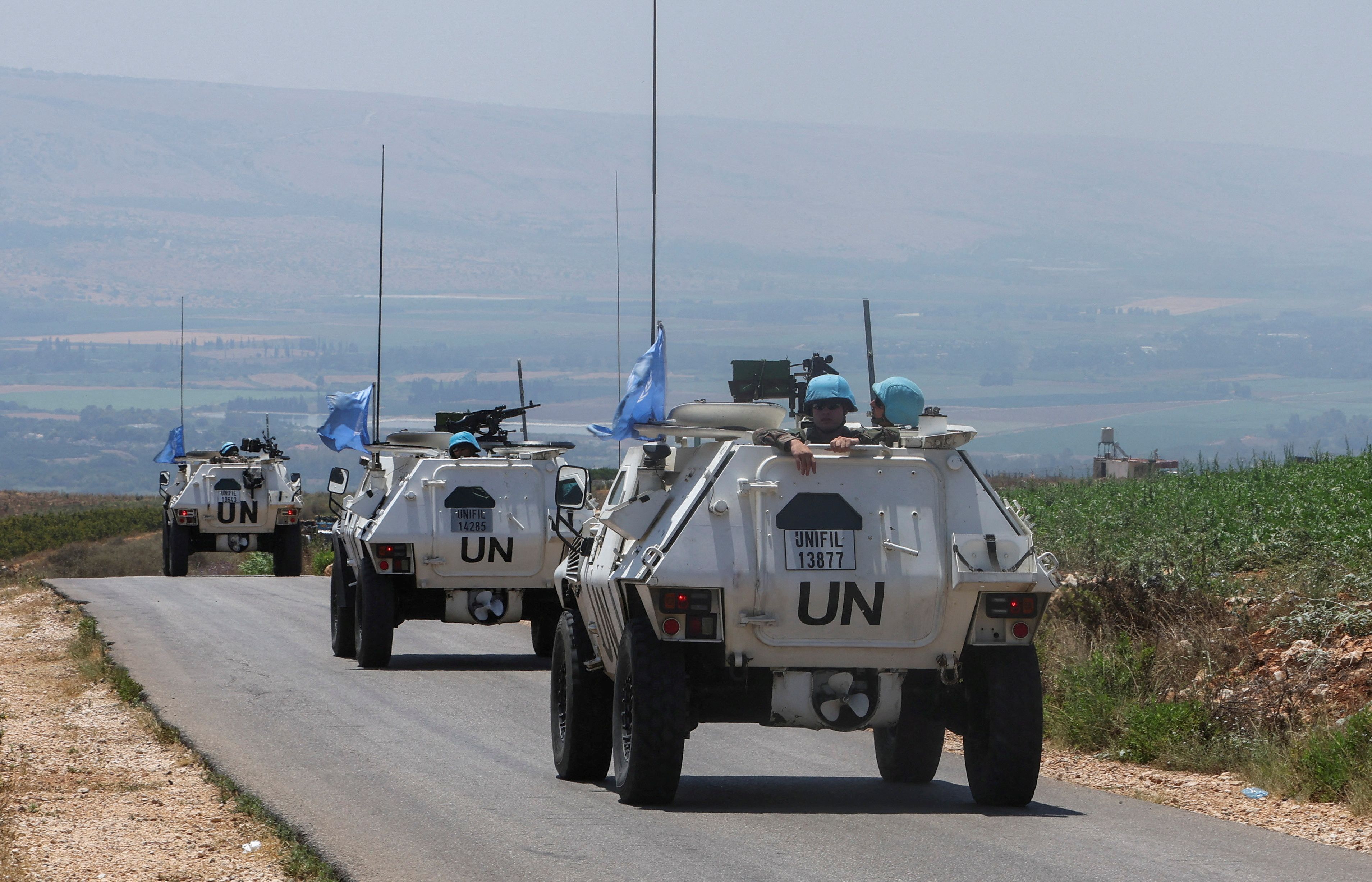 Veículos das forças de paz da ONU (Unifil) na aldeia libanesa de Wazzani, perto da fronteira com Israel, no sul do Líbano