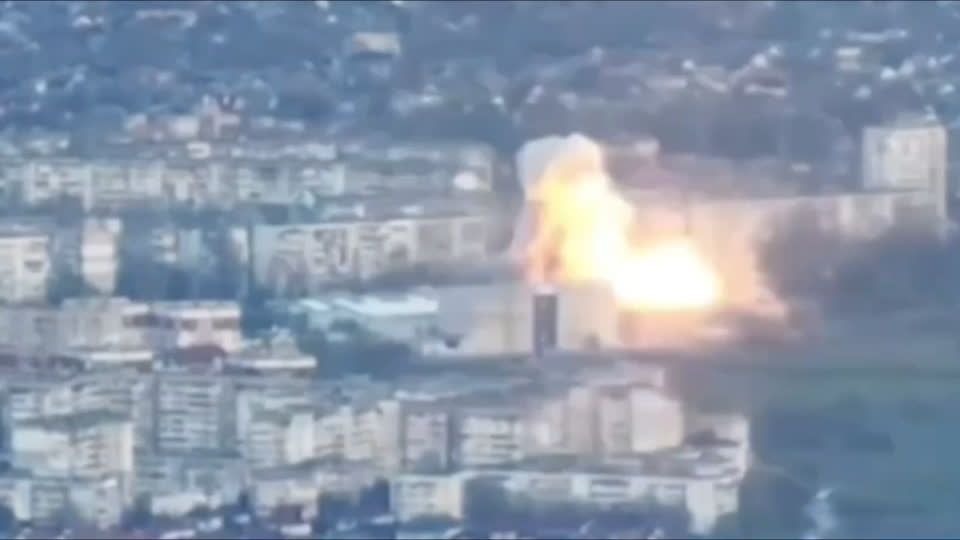 Vídeo de drone mostra explosões em Kherson, na Ucrânia.