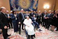 Papa Francisco encontra e agradece médicos que salvaram sua vida