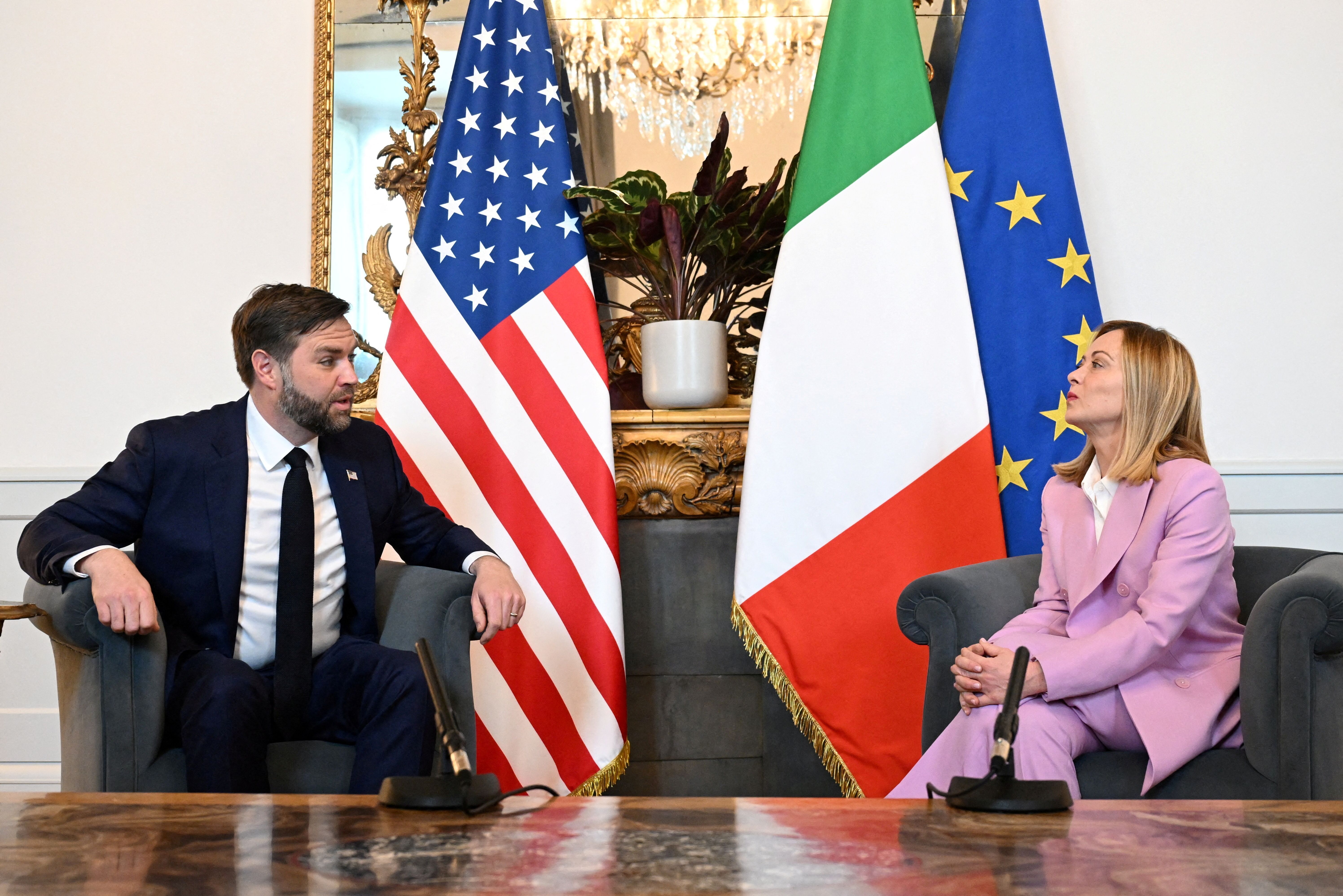 Vice-presidente dos EUA, JD Vance, durante reunião com a primeira-ministra da Itália, Giorgia Meloni, em Roma
