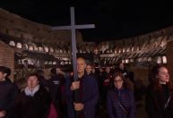 Católicos celebram a Sexta-Feira Santa no Coliseu, em Roma