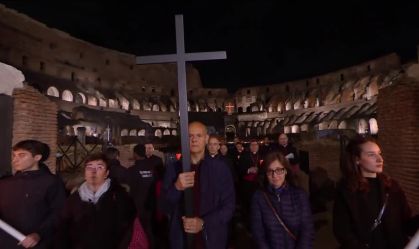 Católicos celebram a Sexta-Feira Santa no Coliseu, em Roma
