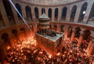 Cristãos ortodoxos participam de cerimônia do "Fogo Sagrado" em Jerusalém